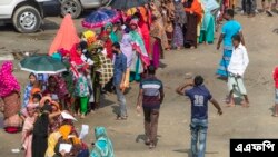 ঢাকার বনানীর কড়াইল বস্তিতে কোভিড-১৯ এর অ্যাস্ট্রাজেনেকা/অক্সফোর্ড ভ্যাকসিনের ডোজ নেওয়ার জন্য লোকেরা অপেক্ষা করছে। (ছবি-এএফপি/সালাহউদ্দিন আহমেদ)