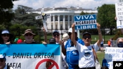 En esta imagen tomada el 23 de junio del 2021 en la ciudad de Washington manifestantes piden la liberación de presos políticos en Nicaragua.