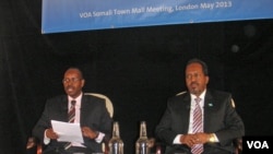 Somali President Hassan Sheikh Mohamud (right) with VOA Somali journalist Harun Maruf.