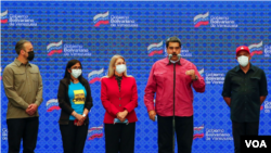 De izquierda a derecha: El ministro de petróleo Tarek El-Aissami, la vicepresidenta Delcy Rodríguez, la ahora diputada Cilia Flores, el presidente en disputa Nicolás Maduro y el jefe de campaña Jorge Rodríguez. [Foto: Reuters]