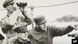 인천상륙작전 당시 지휘함에서 전황을 살피는 맥아더 장군.