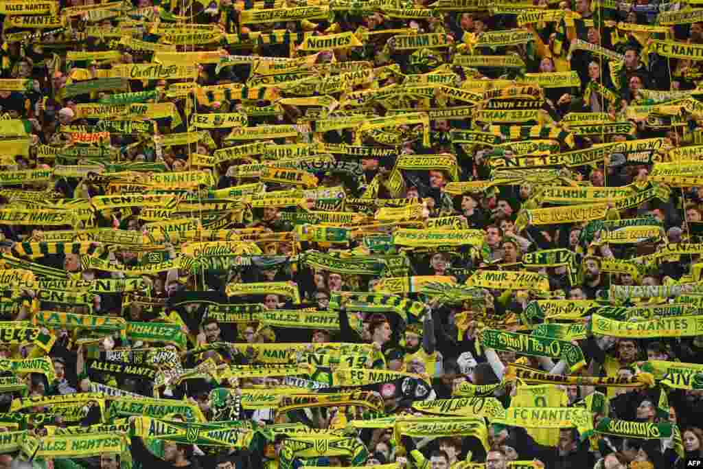 حامیان تیم فوتبال ننتیز حین حمایت از تیم مورد علاقه شان در رقابت فوتبال در فرانسه &nbsp;