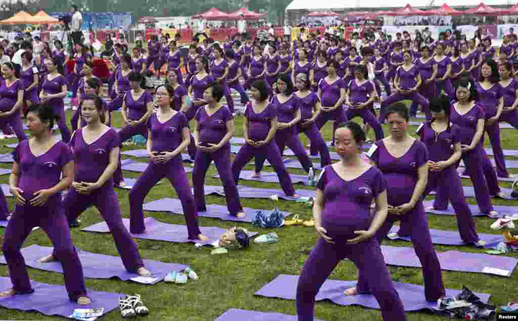 505 perempuan yang sedang hamil berlatih yoga di Changsha, Hunan, China untuk memecahkan rekor dunia&nbsp;Guinness.