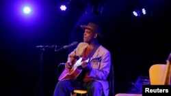 Eric Bibb, penyanyi balada asal AS tampil di teater Flux di Zaandam, Negeri Belanda tanggal 24 Maret 2017 (foto: REUTERS/Michael Kooren)