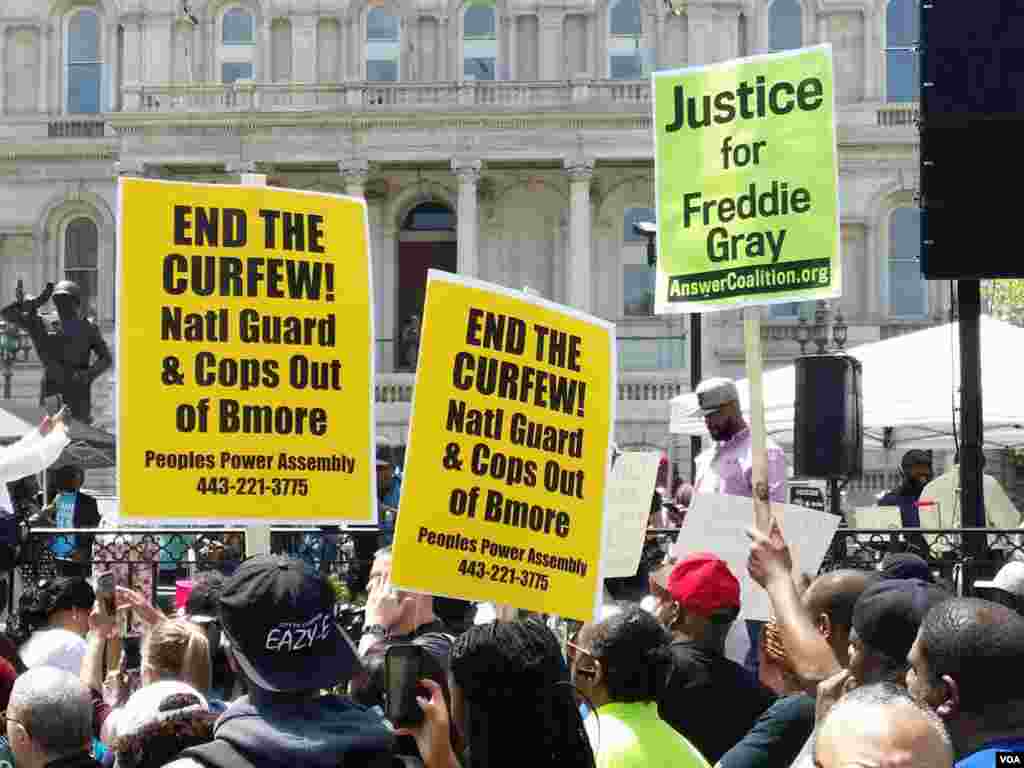 Protesters call for an end to the curfew in Baltimore, Maryland, May 2, 2015. (R. Muntu/VOA)