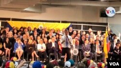 El presidente encargado de Venezuela, Juan Guaidó, asistió en Miami, Florida, a un acto al que asistieron con exiliados venezolanos, en el Centro de Convenciones del aeropuerto internacional de la ciudad, el sábado 1 de febrero de 2020. (Foto Lizandra Díaz, VOA)