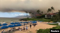 Asap akibat kebakaran hutan tampak di Maui, Hawaii, Kamis (11/7).