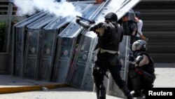 La policía reprime con gases lacrimógenos y perdigones una demostración pacífica contra el presidente Nicolás Maduro, en Caracas.