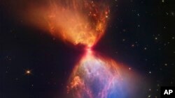 Esta imagen proveída por el Instituto de Ciencia del Telescopio Espacial el 16 de noviembre de 2022 muestra una protoestrella dentro de la nebulosa oscura L1527 con el material de nebulosa que alimenta su crecimiento, capturada por el Telescopio Espacial James Webb de la NASA.