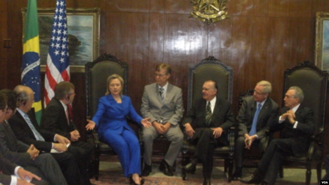 Menlu AS Hillary Clinton menghadiri pertemuan di Brazil.