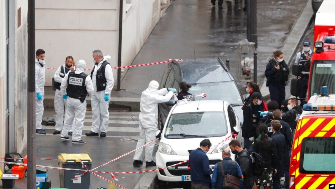 Polisi dan ahli forensik menyelidiki serangan yang melukai dua orang di dekat kantor surat kabar satir Charlie Hebdo, di Paris, Perancis, 25 September 2020. (Foto: AP)