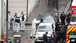 Polisi dan ahli forensik menyelidiki serangan yang melukai dua orang di dekat kantor surat kabar satir Charlie Hebdo, di Paris, Perancis, 25 September 2020. (Foto: AP)