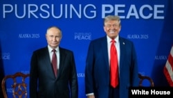 ولسمشر ټرمپ په الاسکا کې د روسیې له ولسمشر سره روغبړ کوي
