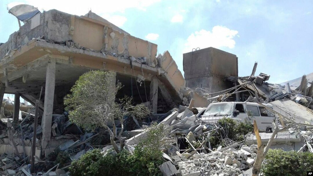 Foto yang dirilis oleh kantor berita resmi Suriah, SANA, memperlihatkan kerusakan pada Pusat Penelitian Sains Suriah, yang diserang AS, Inggris dan Perancis untuk menghukum Presiden Bashar al-Assad atas dugaan serangan senjata kimia terhadap warga sipil, di Barzeh, dekat Damascus, Suriah, 14 April 2018.