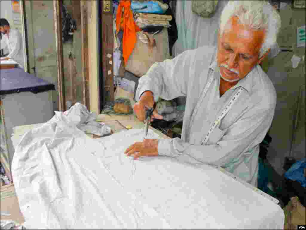  لوڈشیڈنگ میں اضافے کے باعث ان درزیوں کے کام پر براہ راست اثر پڑا ہے