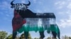 Un cartel con la silueta de un toro, pintado con los colores de la bandera palestina y la frase "Palestina libre", a las afueras de Madrid, el 28 de mayo de 2024.