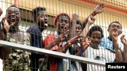 Migrantes africanos en un centro en el enclave español de Ceuta, en el norte de África en 2018,