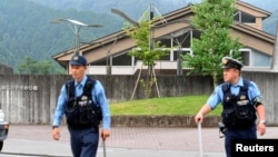 Polisi Jepang mengamankan lokasi serangan di pusat difabel di Sagamihara, Kanagawa, Jepang, Selasa (26/7).