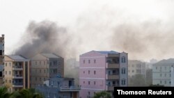 El humo se levanta sobre los edificios en Rangún, Myanmar durante una protesta contra el golpe militar en el país. Domingo 28 de marzo de 2021.