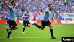  Luis Suarez et ses coéquipiers fête son 2e but contre la Russie, lors du Mondial 2018, le 25 juin 2018.