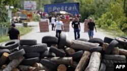 Kosovalı Sırplar sınıra giden yolları barikatlarla kapattı