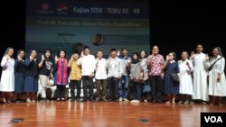 Peserta Seminar "Praktik Pancasila Dalam Dunia Pendidikan", bertekad menumbuhkan kembali nilai-nilai Pancasila melalui pendidikan (foto Petrus Riski/VOA).