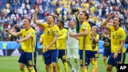 Tim Swedia merayakan kemenangan atas Swedia dalam laga 16 besar Piala Dunia antara Swiss dan Swedia di Stadion St. Petersburg, Rusia, 3 Juli 2018.