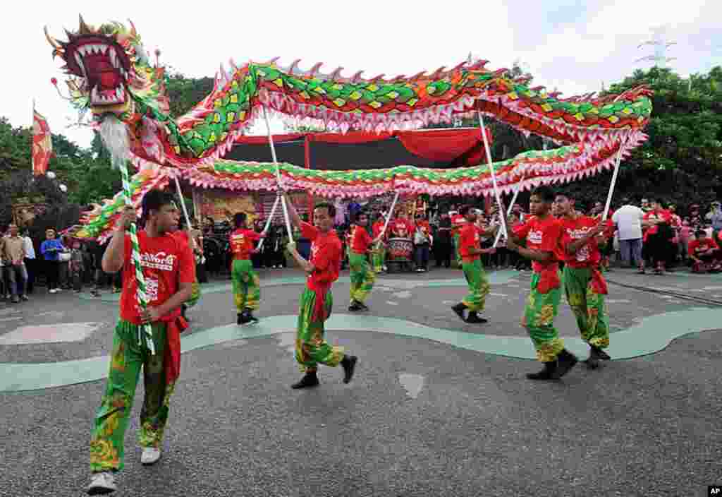 Indonesians perform a dragon dance celebrating Chinese New Year in the Ancol park in Jakarta. The Lunar new year is the most important holiday on the Chinese calendar, January 23, 2012. (AFP)