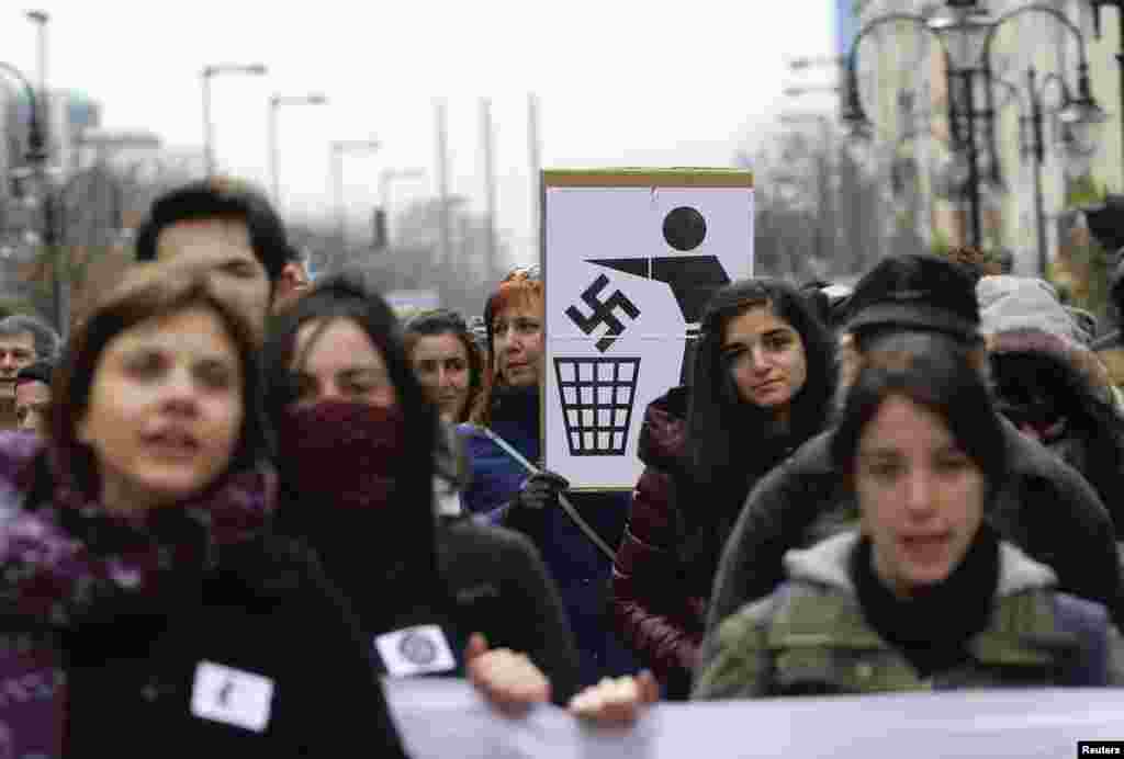 Pendemo berkumpul di Sofia pusat 17 November 2013. Beberapa ratus orang berkumpul untuk melakukan pawai dengan slogan &quot;Warning! Fascism!&quot; untuk memprotes kekerasan terhadap pengungsi dan imigran.