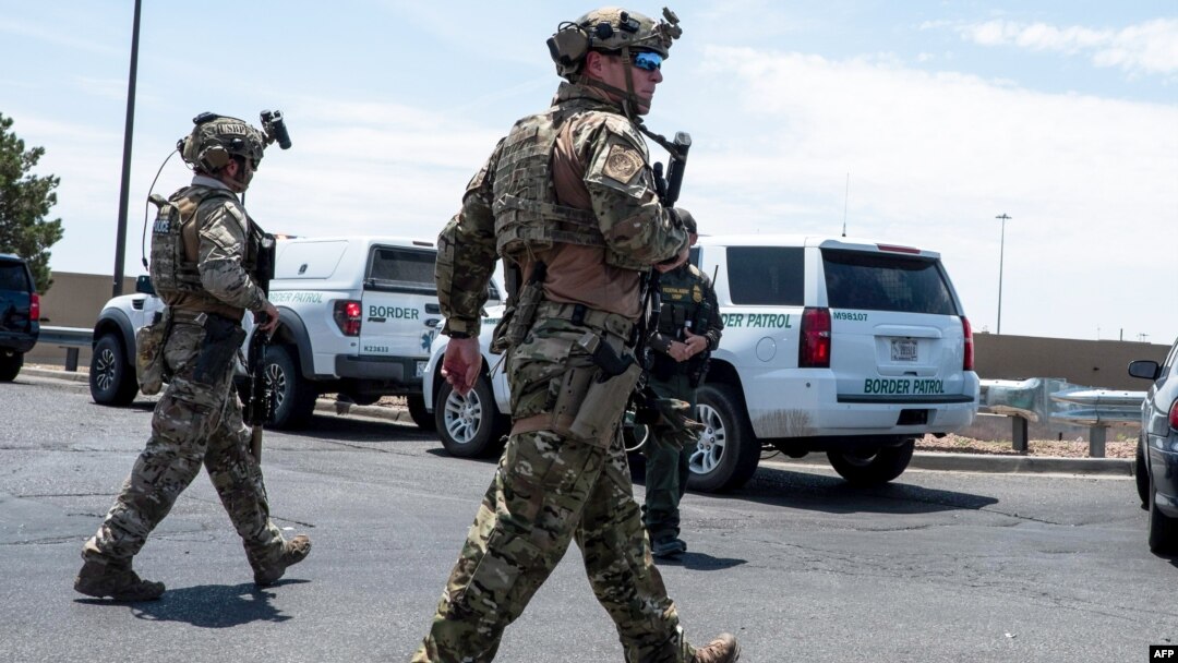 Para petugas penegak hukum merespon laporan penembak aktif di Wal-Mart di El Paso, Texas, 3 Agustus 2019.