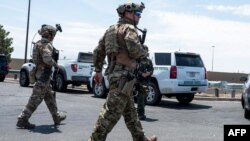 Para petugas penegak hukum merespon laporan penembak aktif di Wal-Mart di El Paso, Texas, 3 Agustus 2019.