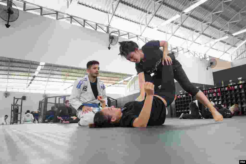 Vivaddhana Khaou (in white Kimono), one of the two head instructors at Brazilian Jiu-Jitsu Cambodia, trains Jiu Jitsu to a group of expats in at one of the gyms in Phnom Penh, on February 20, 2016. (Neou Vannarin/VOA Khmer)