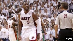 Dwyane Wade beraksi dalam semifinal playoff NBA Wilayah Timur bulan Mei lalu.