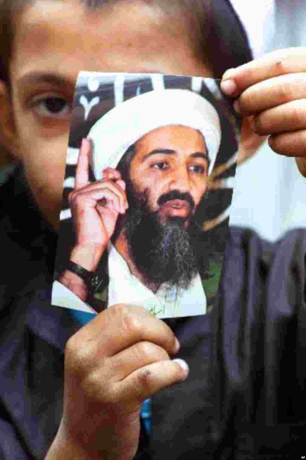 빈 라덴 추종 세력이 소집한 반미 시위 참여한 파키스탄 소년 (2001년)