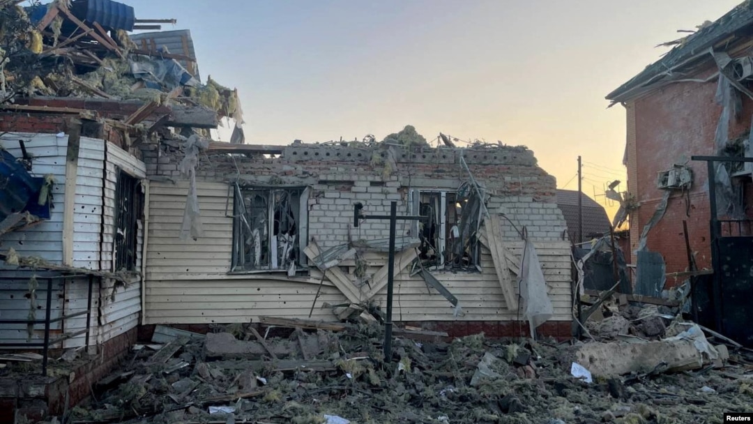 Kuća oštećena u onome što su vlasti nazvale ukrajinskim vojnim udarom, u gradu Sudža u Kurdskoj oblasti u Rusiji, na fotografiji objavljenoj 6. avgusta 2024. (Foto: Reuters/Acting Governor of Kursk Region Alexei Smirnov via Telegram)