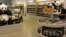 台北动物园熊猫馆礼品店 （美国之音张永泰）