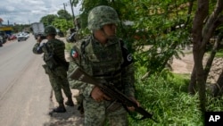 24일 멕시코 아리아가 마을에서 국가방위군이 불법이민자들을 단속하고 있다. 