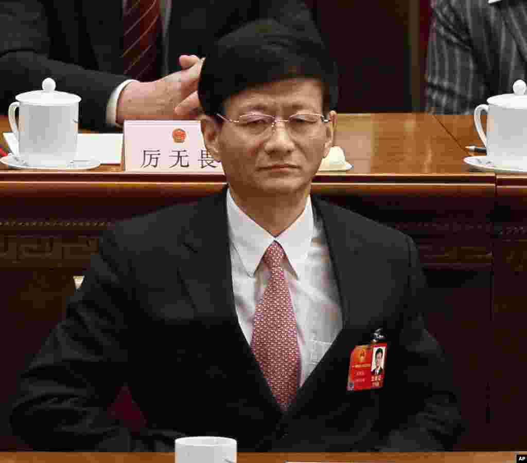 2012年3月14日中国公安部长孟建柱参加人大会议闭幕式。有网友翻出去年中共政法委书记孟建柱视察红黄蓝海南幼儿园的旧闻。而在网上说红黄蓝集团幕后大股东孟亮为孟建柱亲属的两名网民，被警方迅速指为&ldquo;编造谣言&rdquo;加以处罚。至于孟建柱跟孟亮及其家人有没有关系？跟红黄蓝教育公司有什么关系？政法委书记为何视察幼儿园并被红黄蓝网站用来作企业宣传？官方至今没有说法。