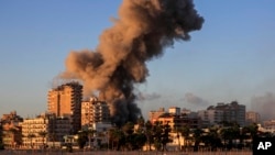 El humo se eleva desde un edificio alcanzado por un ataque aéreo israelí en Tiro, sur del Líbano, el sábado 16 de noviembre de 2024.