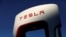 ARCHIVO: Cargadores de baterías rápidos para vehículos Tesla en Mojave, California, el 10 de julio de 2029.