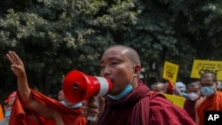 10일 미얀마 만달레이에서 불교 승려들이 군사 쿠데타 반대 시위에 참가했다.