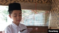 Salah satu siswa SMP sedang membaca dalam distribusi ensiklopedia sejarah Indonesia di Garut. (Foto: Kerlip)