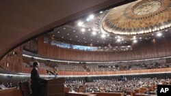 파키스탄을 방문 중인 원자바오 중국 총리가 파키스탄 의회에서 연설을 하고 있다.