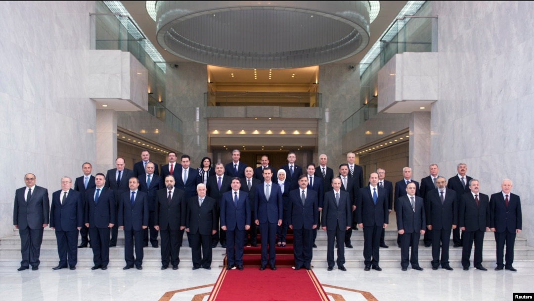 Presiden Suriah Bashar al-Assad (depan, tengah) bersama para anggota kabinet baru di Damaskus (31/8). 