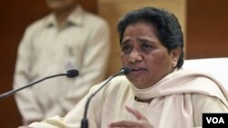 Kumari Mayawati, pemimpin negara bagian Uttar Pradesh, India, mengecam pemimpin WikiLeaks atas pembocoran kawat diplomatik (6/9).