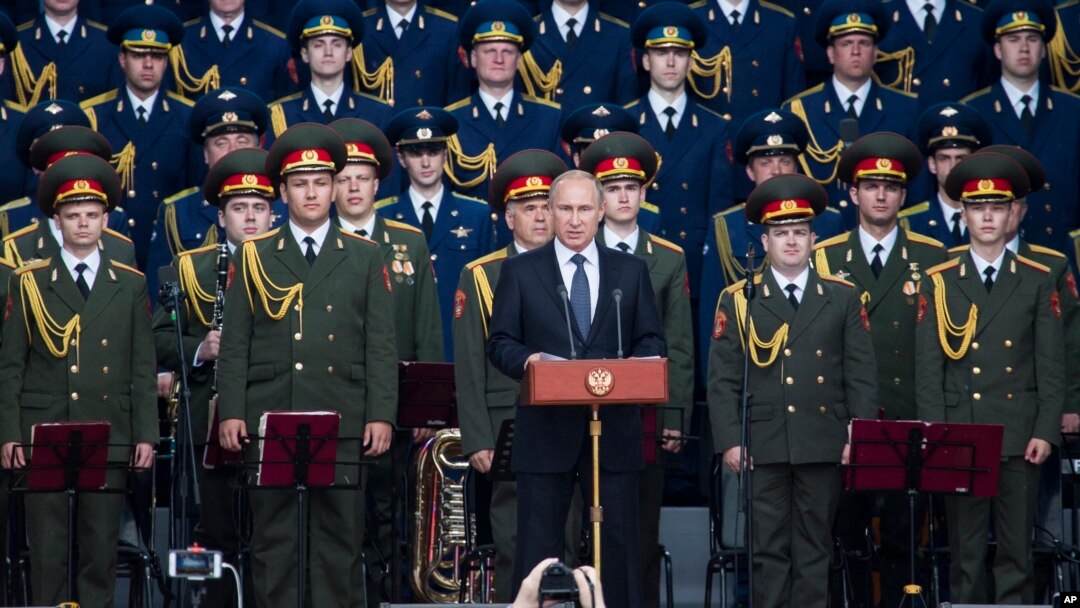 El presidente ruso, Vladimir Putin, pronunciando un discurso en la inauguración del show militar international del Ejército 2015, donde se presentaron las armas rusas más recientes, en Kubinka, en las afueras de Moscú, el martes, 16 de junio de 2015.