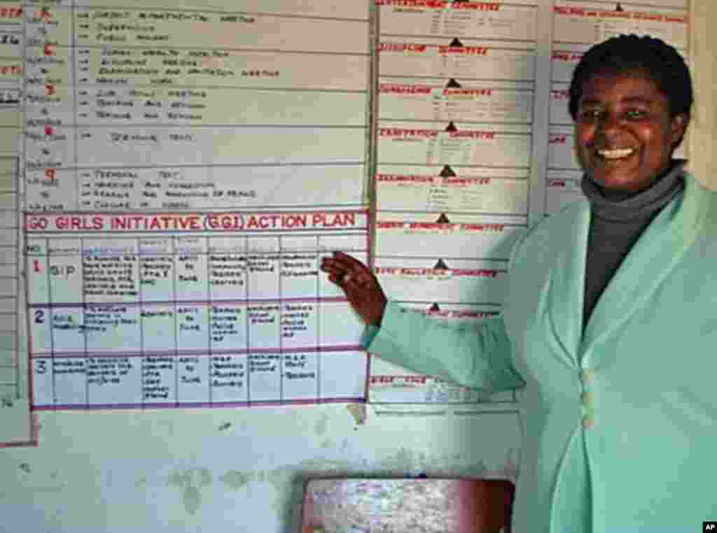 Community leaders in Malawi draw-up an make action plan to resolve problems in their community. (Carol Underwood)