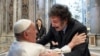 El papa y Javier Milei se abrazan tras canonización de la primera santa argentina