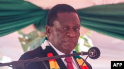 Le président zimbabwéen Emmerson Mnangagwa prête serment à Harare le 26 août 2018.