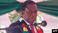 Le président zimbabwéen Emmerson Mnangagwa prête serment à Harare le 26 août 2018.